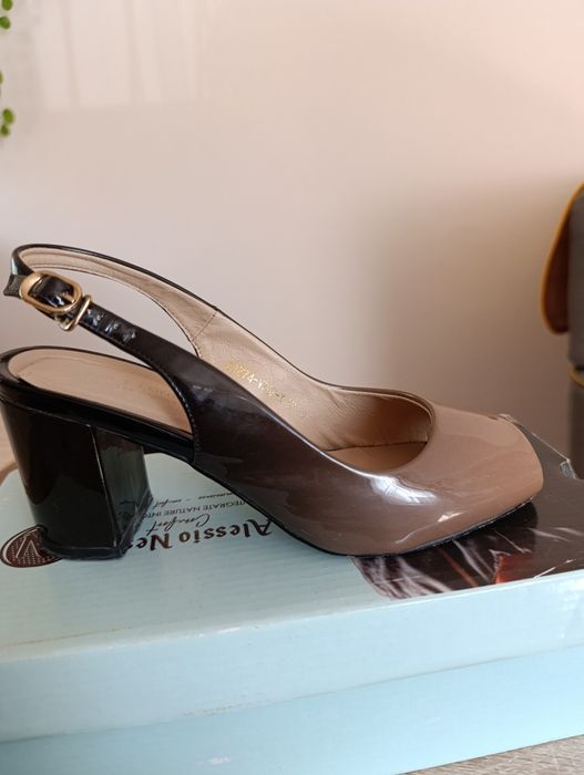 Продам лаковые босоножки