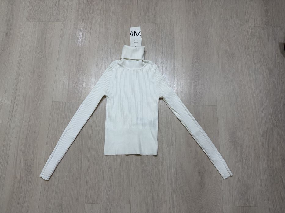 стильный молочный гольф (водолазка) от Zara
