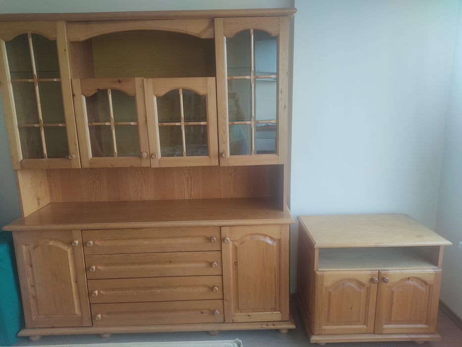 Трапезен шкаф от масив