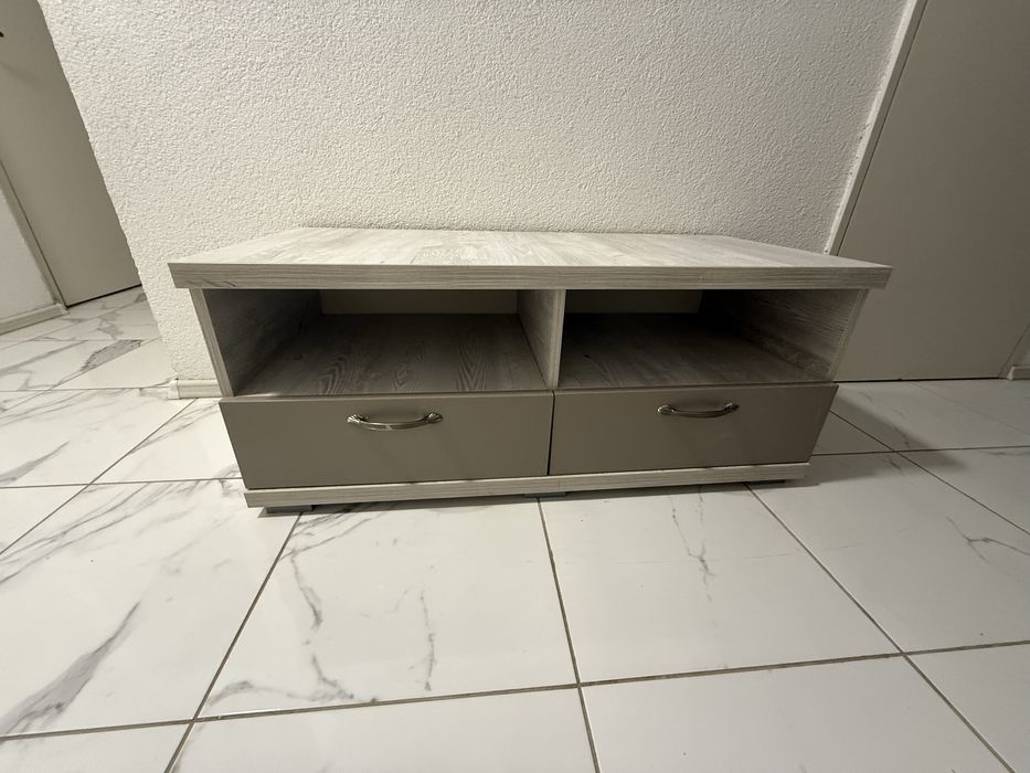 Comoda din lemn masiv cu sertare