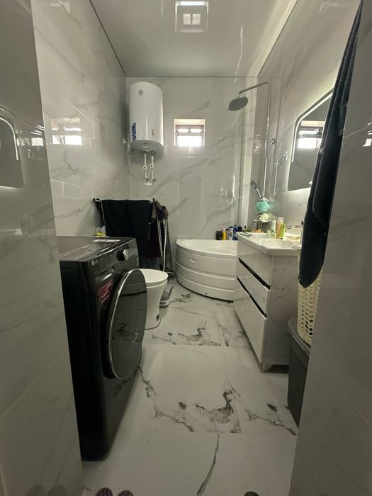 Ховли Кукон аэропорти ёнида жойлашган