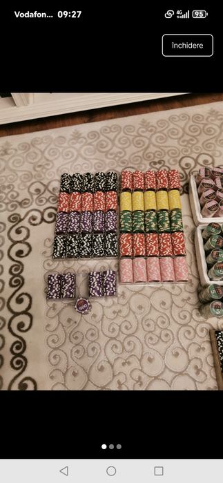 Peste 2500 jetoane originale și 70 de perechi de cărți