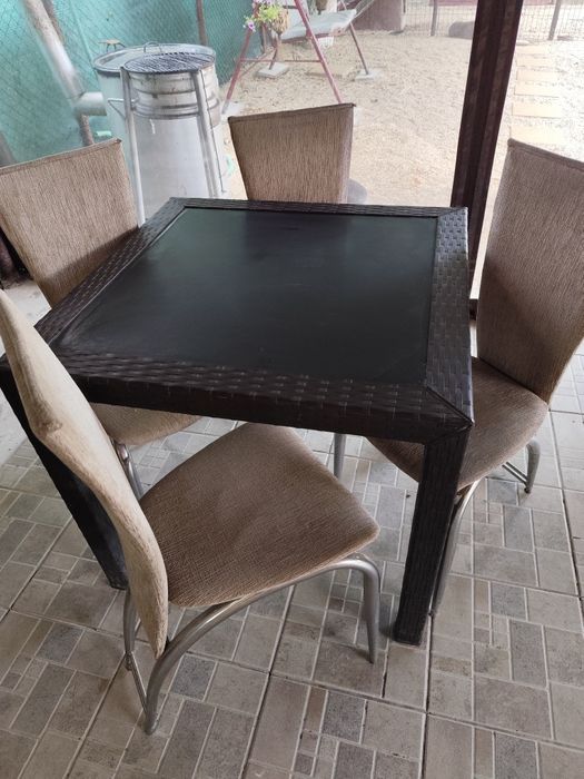 De vânzare masa cu 4 scaune