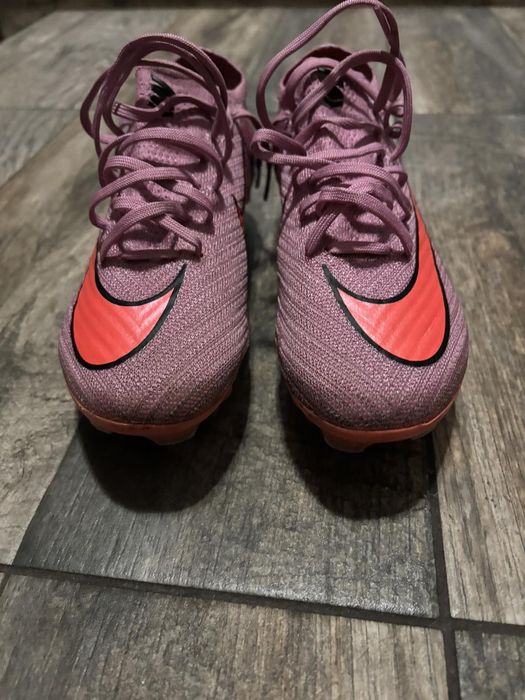 Бутонки Nike mercurial elite sg[метални шипове] използвани само 3мача цена 149.99€!Има резервни шипове и ключ за затягане специално на бутонките!