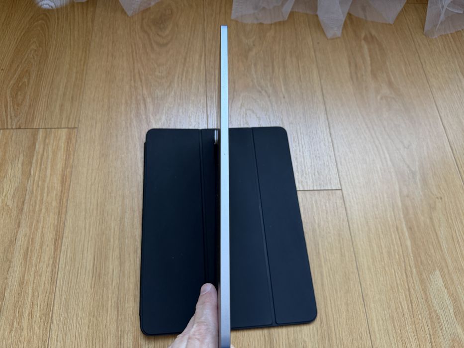 Apple iPad Pro 12,9" 6th Gen, 256GB, Wi-Fi + оригинален калъф.
