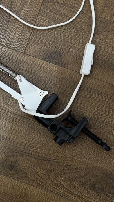 Продам лампу настольную