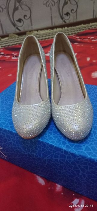 Oyoq kiyimlar sotiladi