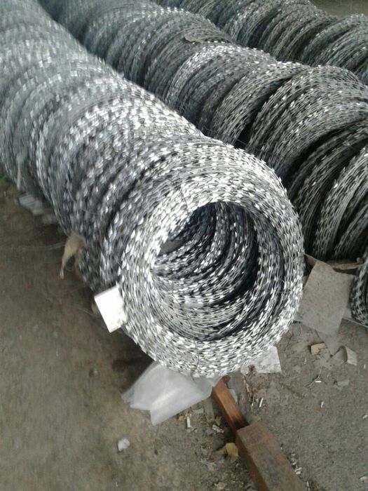 Колючая проволока и егоза наилучшая защита от несанкционированного