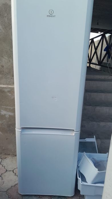 Продаёться холодильник Indesit Б/у