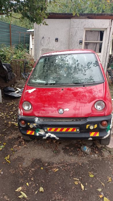 Vînd 2 Mașmasina  aixam 400 lipsa motor cutia de viteze și haionul și bara spate  complecta detali preț 1000 euro fix  Campina