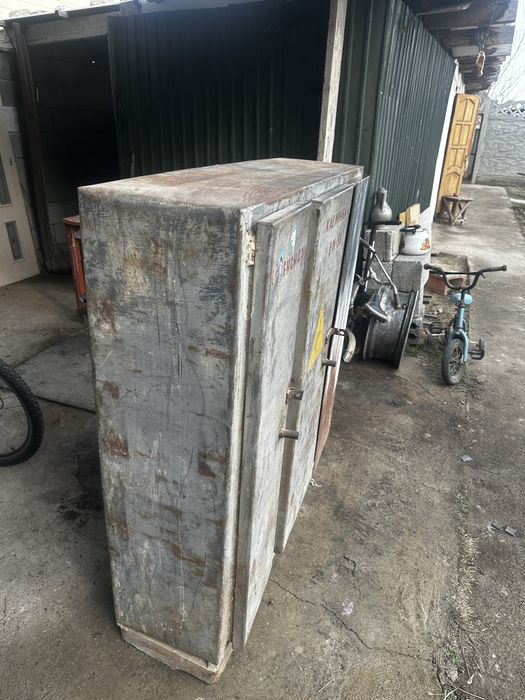 Железный сейф шкаф для мастерской