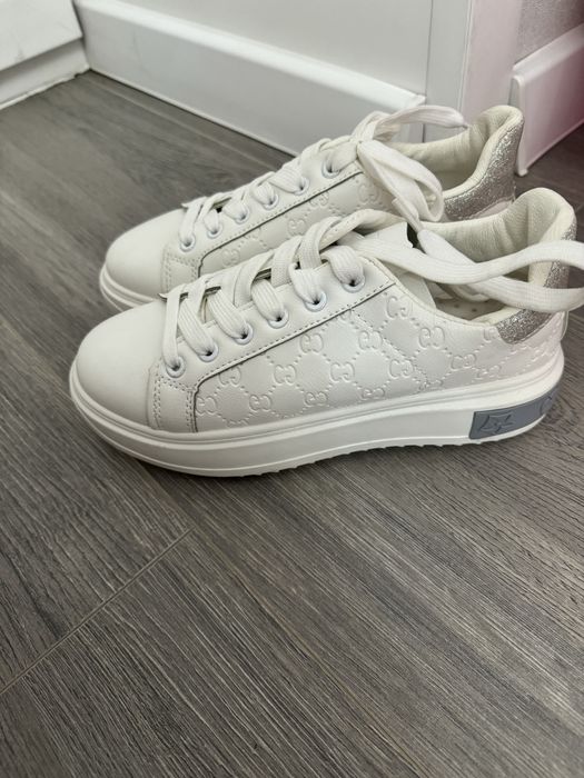 Продам кроссовки новые
