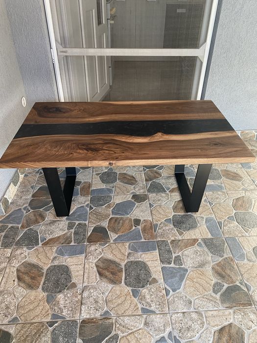 Masă de cafea din lemn de nuc și rășină epoxidică