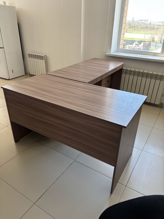 Продам 2 стола офисных.