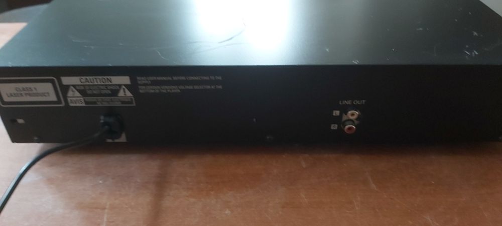 Vând CD player Philips 713
