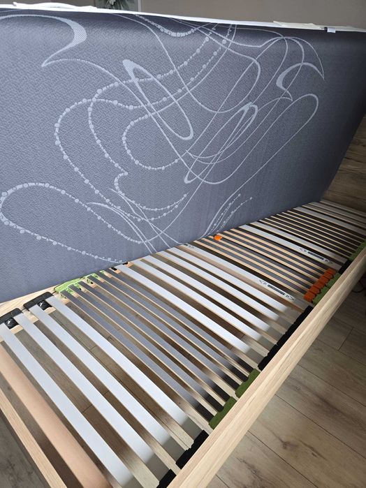 Продавам единично легло с матрак