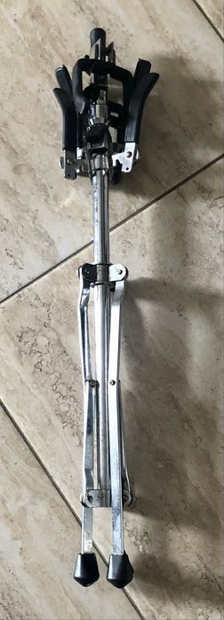 Сгъваема метална стойка за китари