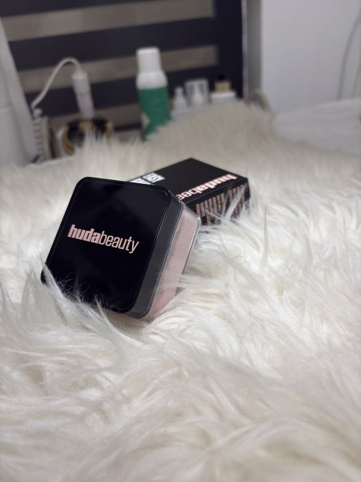 5 produse diferite huda beauty - estee lauder