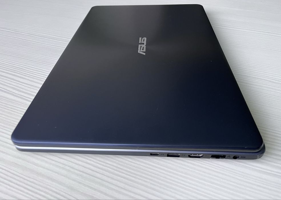 Laptop Asus VivoBook 17 inci - intel i5 8250u 3.4Ghz - 8Gb RAM - SSD 240Gb - USB C - bat 4 ore