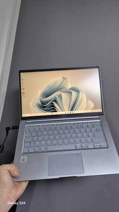 Asus vivobook i5 gen 10 8GB DDR4 512GB SSD