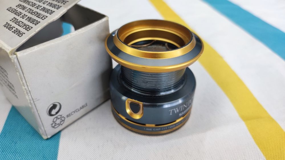 Vând mulineta Shimano Twin power 2500 FC