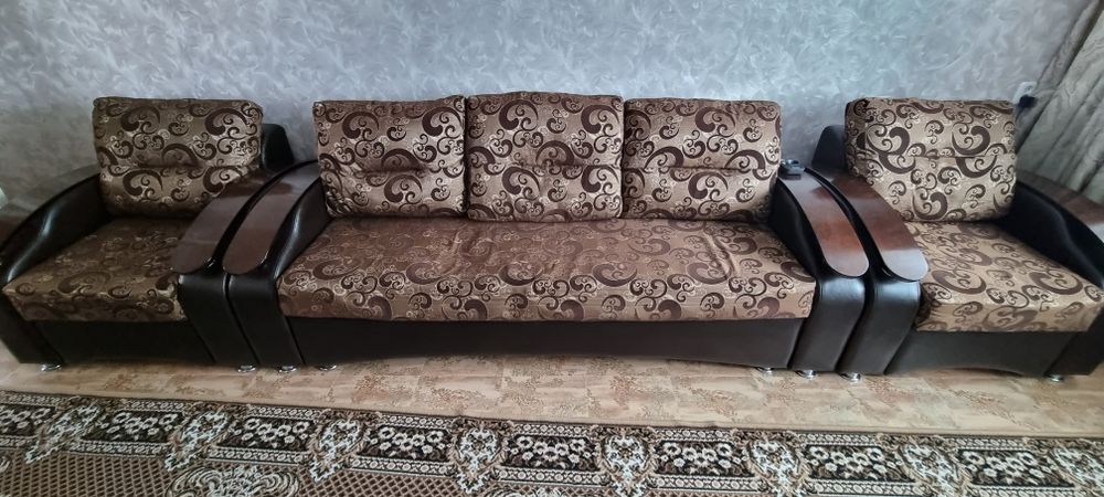 Диван с двумя креслами