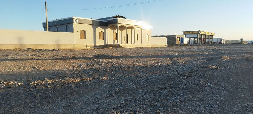 Noturar bino sotiladi