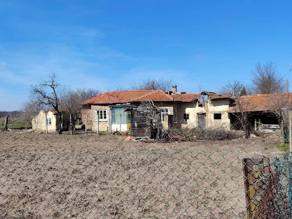 Продавам стара къща с 2 дка двор в с. Житница
