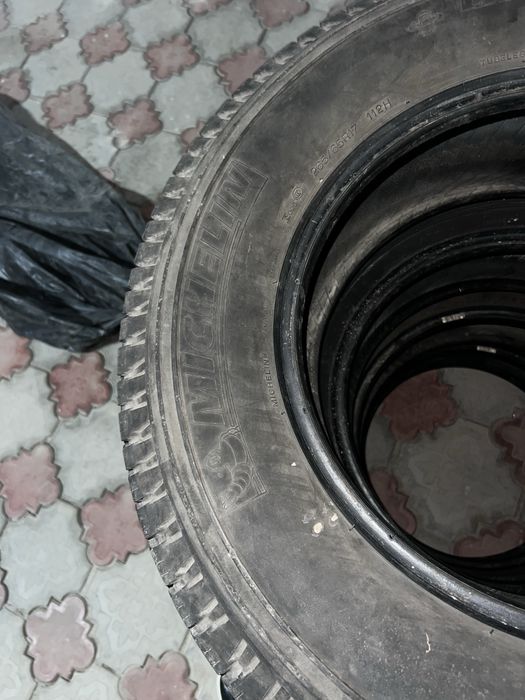 Продам зимнюю резину 265.   65 17 MICHELIN