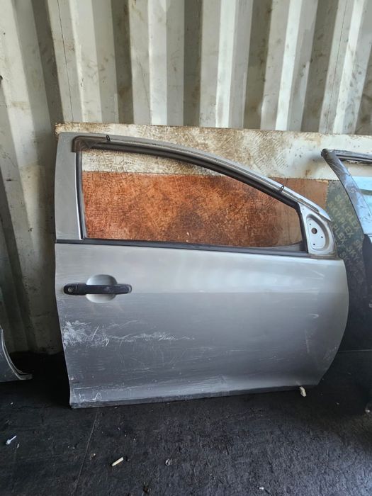 Дверь на Тайота Ярис седан