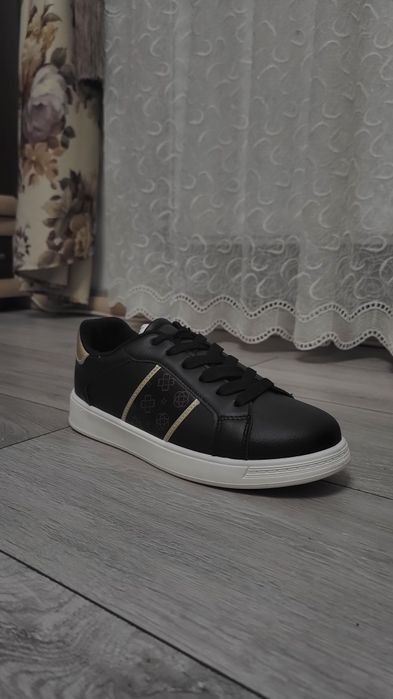 Adidași noi Graceland