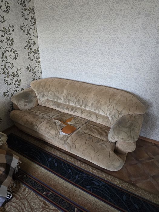 Диван с двумя креслами