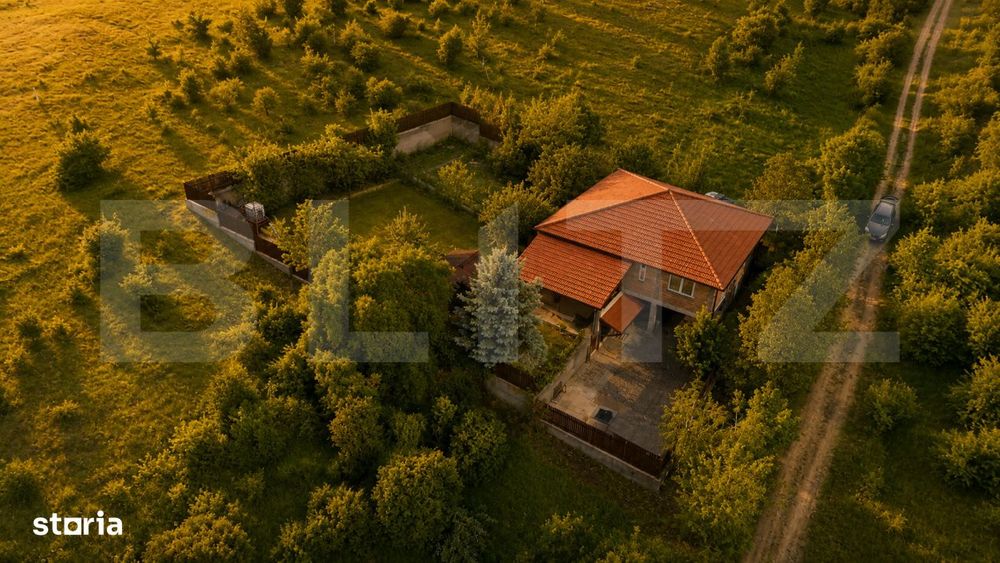 Casa la rosu de vanzare, zona Livezeni