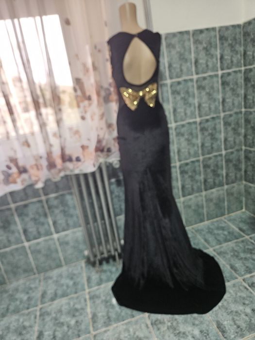 O superbitate de rochie din catifea neagră