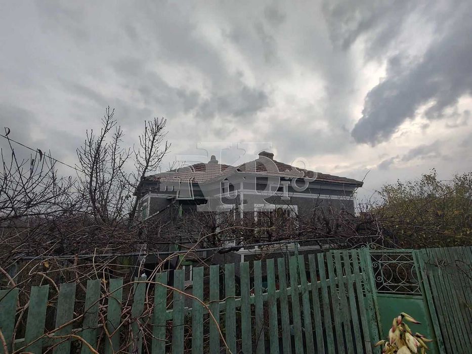 Полковник Иваново, общ. Добрич, стабилна тухлена къща с двор