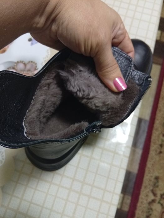 Продаются женские ботинки