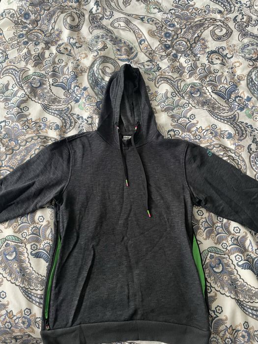 Продавам горнище Adidas и Playlife.