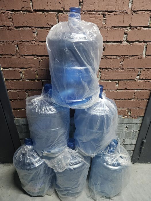 Бутылки 19 литровые.