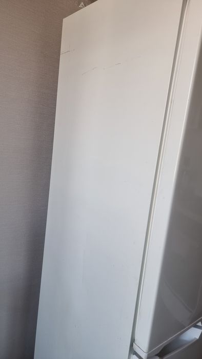 тоңазтқыш жұмыс істеп тұр