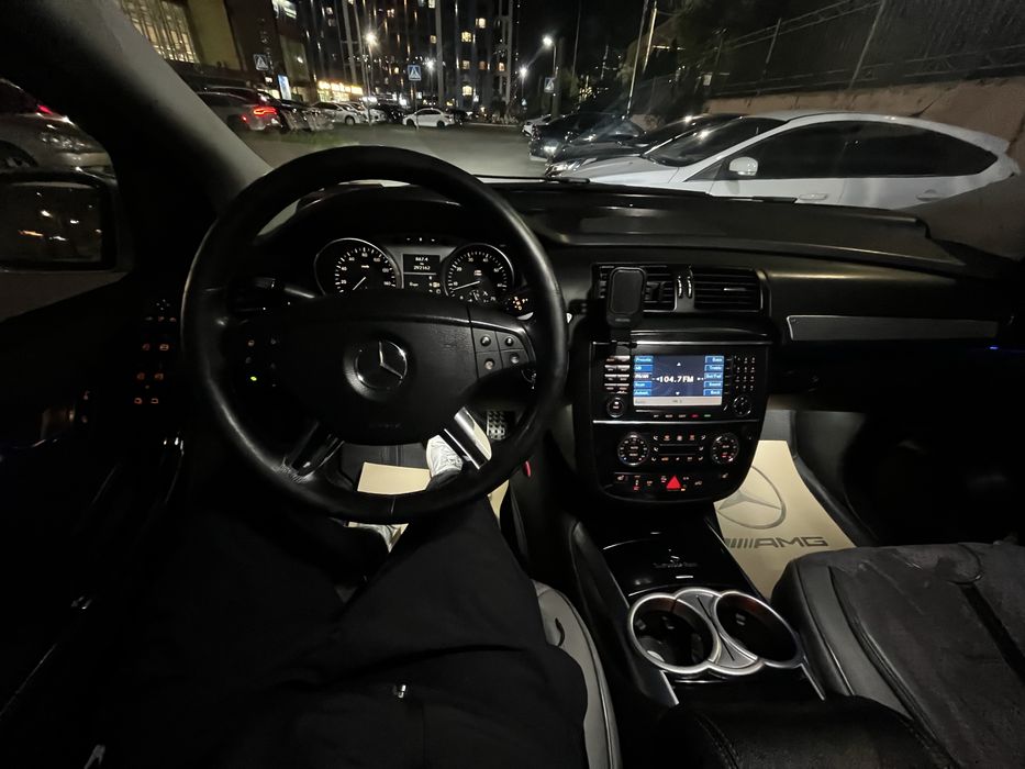 Срочно продам машину MeRsedec R 350