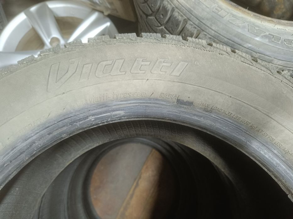 Шины зимние 215/55 R16