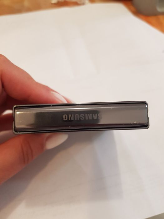 Samsung ZFlip с гаранция до август 2026г