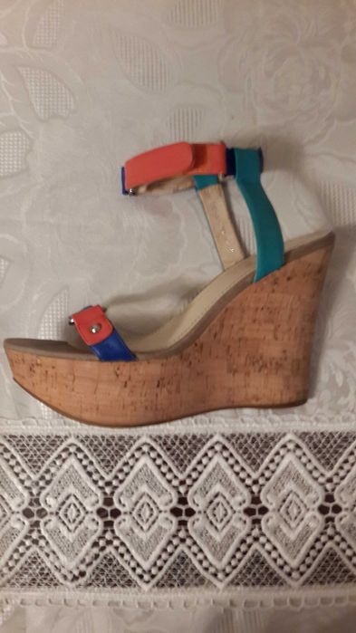 Летние босоножки на платформе.