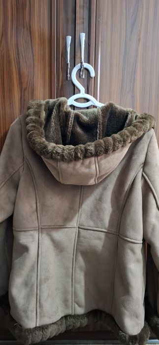 Пальто из искусственного меха и замши с капюшоном