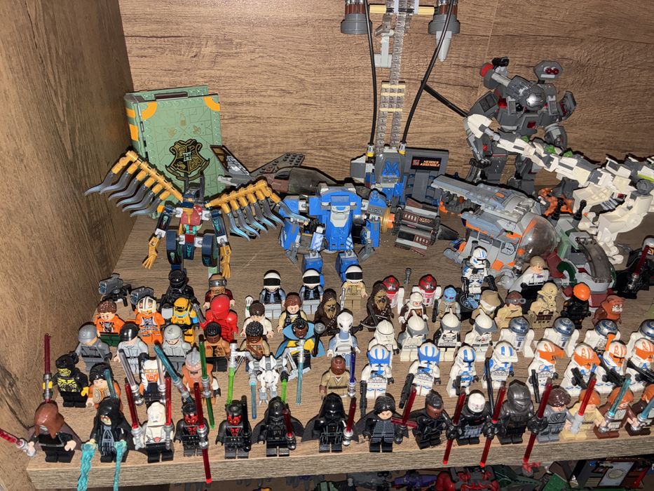 Vand figurine si seturi lego