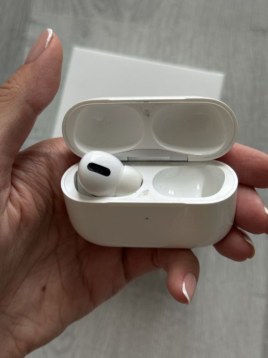 AirPods Pro кейс и левое ухо