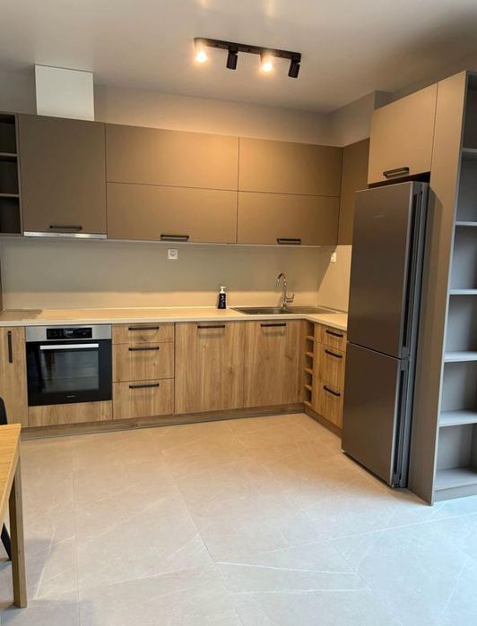 Дава се под наем Тристаен апартамент в София, Хладилника - 100 кв.м за 1395.36 € - Снимка #1