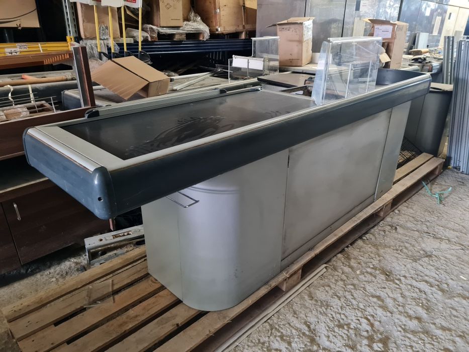 Касов бокс с подвижна лента