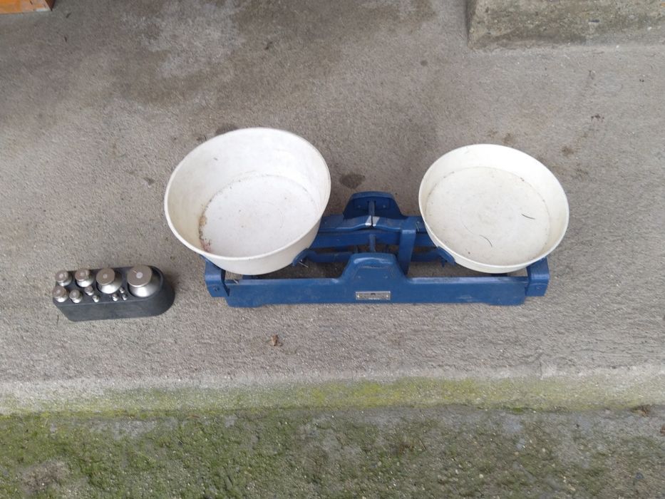 Продавам много стар Български кантар от соца 1992 година чисто нов