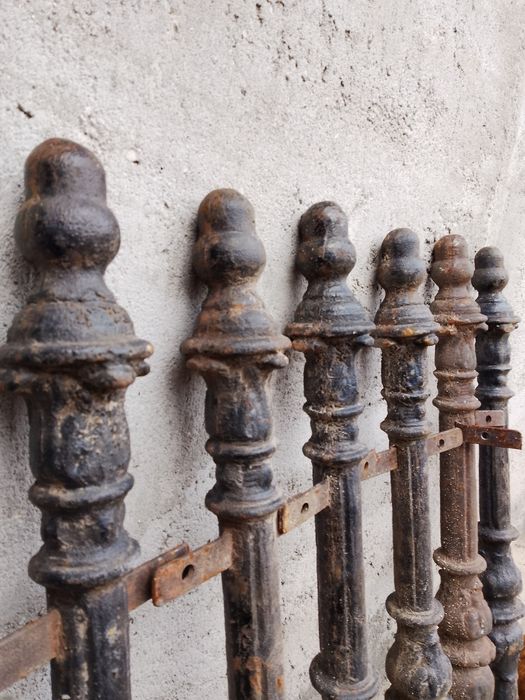 Stâlpi vechi din fonta masiva, pt  gardut